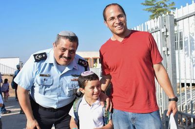 צפו: המפכ"ל רוני אלשיך ליווה את נכדו יהל לכיתה א'