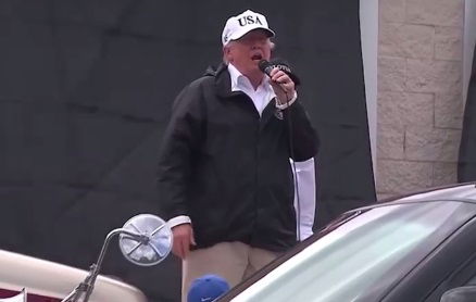 טראמפ נושא דברים בטקסס לעידוד התושבים