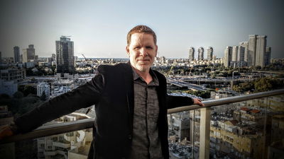 אשר אסבג בפארודיה מהחוויות בבית הכנסת • צפו