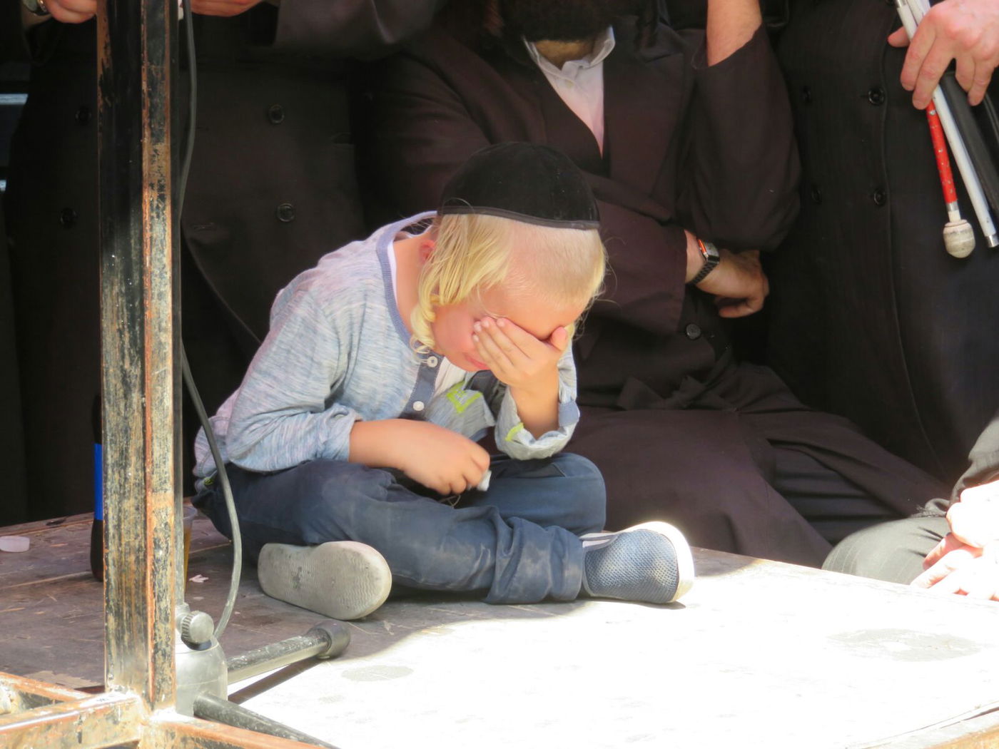 היתום בן ה-5 פרץ בבכי באמירת הקדיש וסחף את המלווים