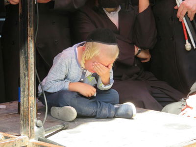 היתום בן ה-5 פרץ בבכי באמירת הקדיש וסחף את המלווים