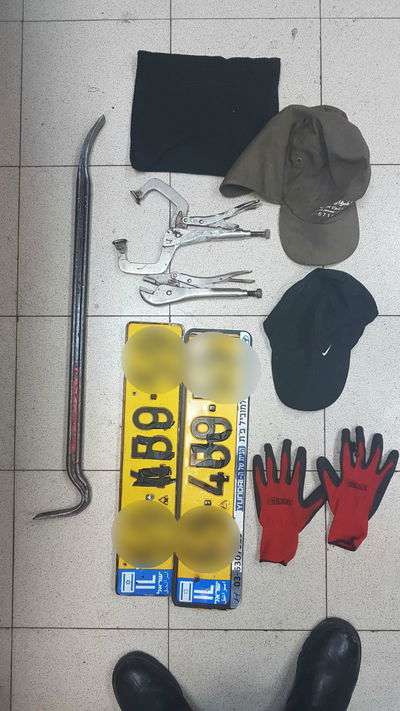 כלי הפריצה והכפפות