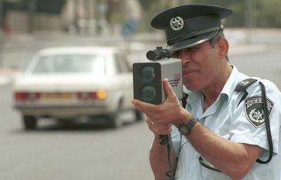 שוטר עם מכמונת מהירות. ארכיון