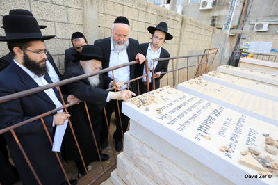 הגר"ח קנייבסקי בקברה של בתו ע"ה