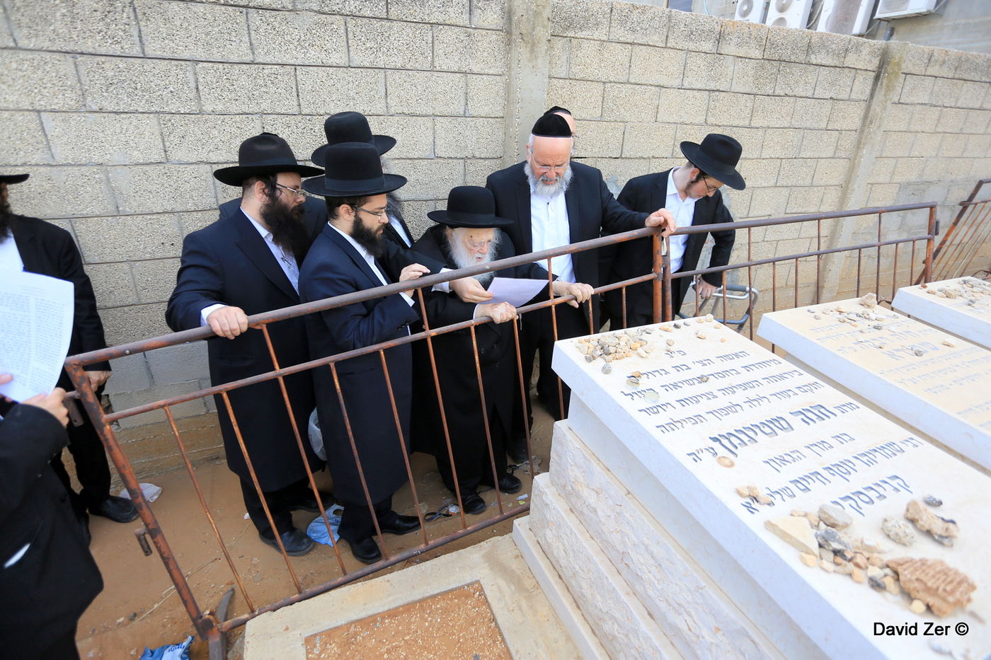 הגר"ח קנייבסקי עלה לקבר בתו מרת חנה שטיינמן ע"ה • גלריה