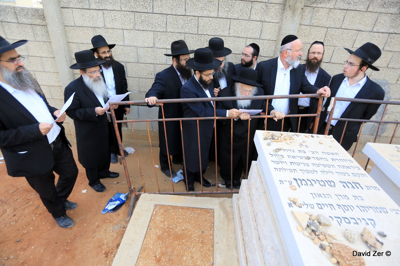 הגר"ח קנייבסקי עלה לקבר בתו מרת חנה שטיינמן ע"ה • גלריה