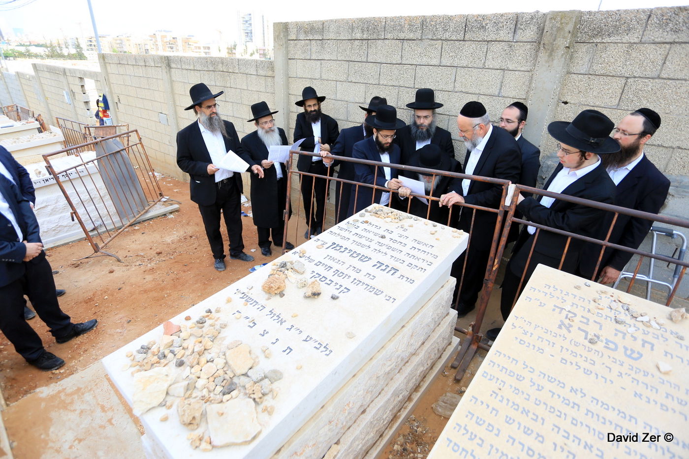 הגר"ח קנייבסקי עלה לקבר בתו מרת חנה שטיינמן ע"ה • גלריה