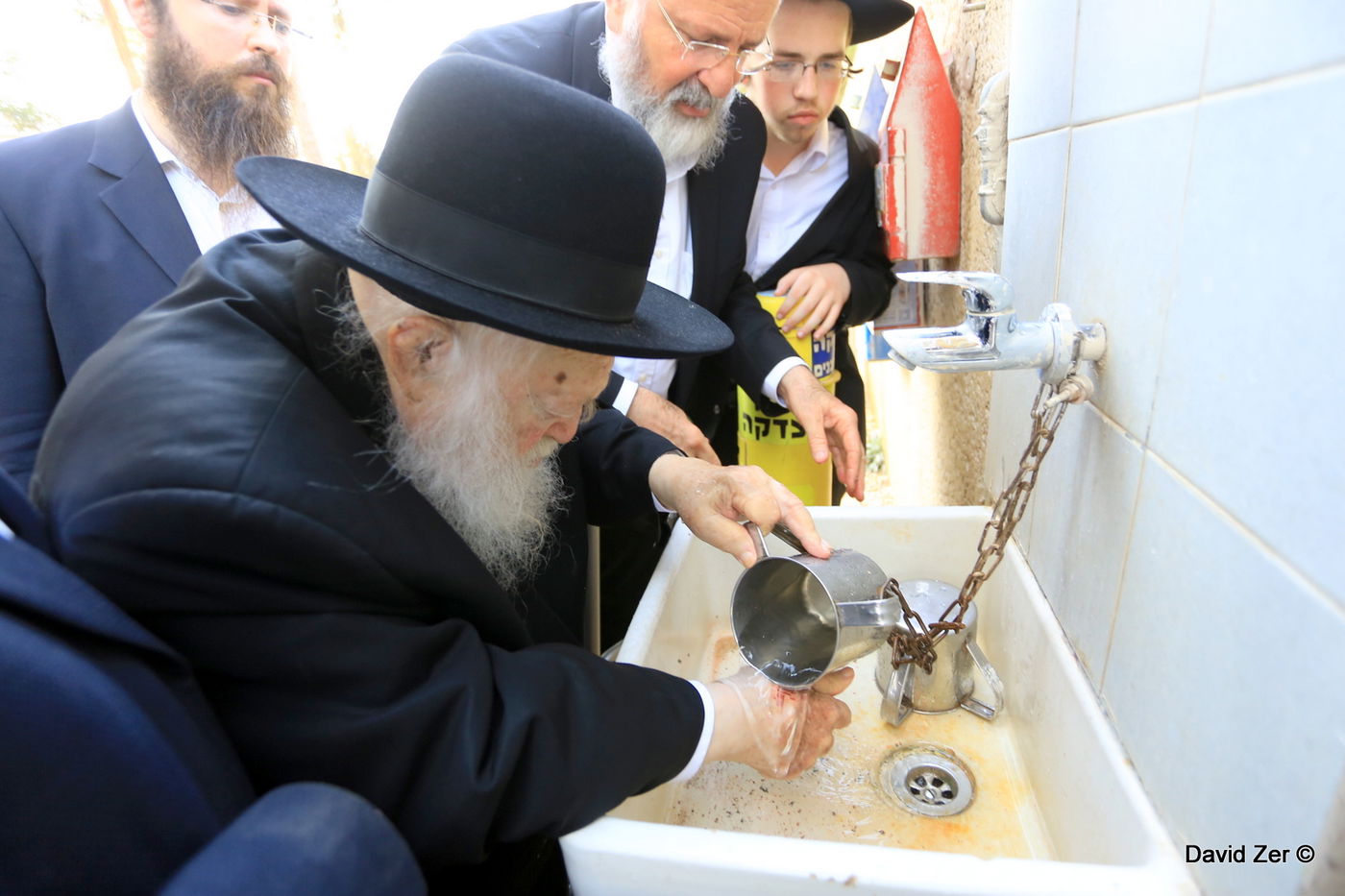 הגר"ח קנייבסקי עלה לקבר בתו מרת חנה שטיינמן ע"ה • גלריה