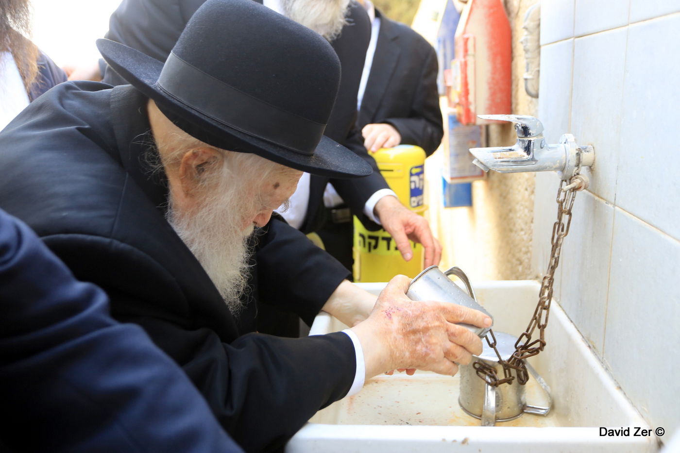 הגר"ח קנייבסקי עלה לקבר בתו מרת חנה שטיינמן ע"ה • גלריה