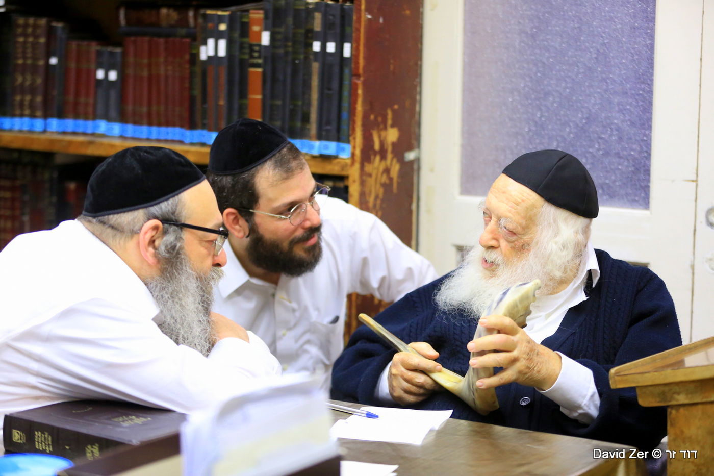 צפו בגלריה: מרן הגר"ח קנייבסקי בוחן שופרות
