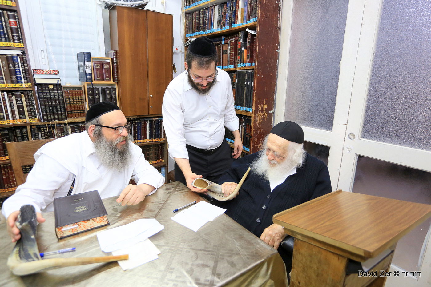 צפו בגלריה: מרן הגר"ח קנייבסקי בוחן שופרות