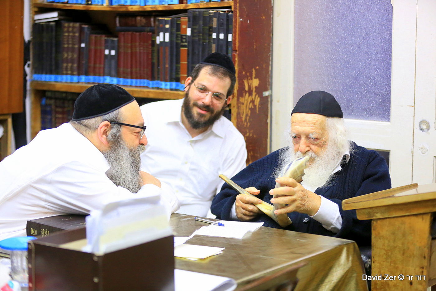 צפו בגלריה: מרן הגר"ח קנייבסקי בוחן שופרות