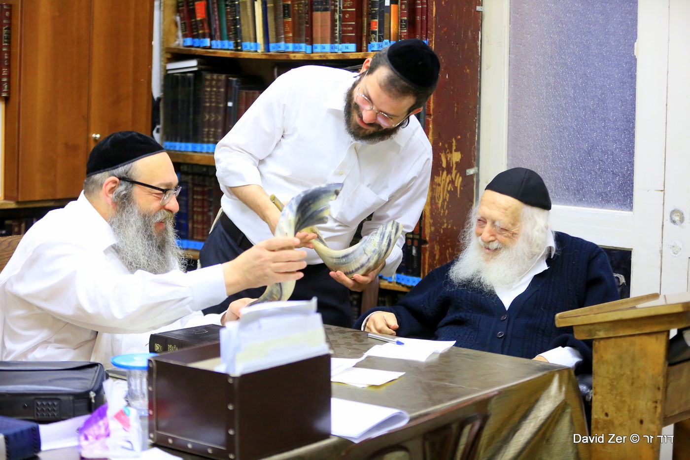 צפו בגלריה: מרן הגר"ח קנייבסקי בוחן שופרות