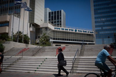 חרדי על רקע הבורסה, אילוסטרציה