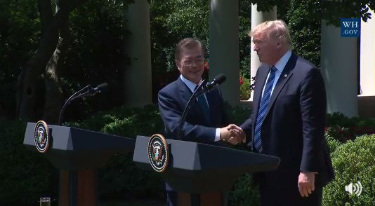 טראמפ והנשיא הדרום קוריאני