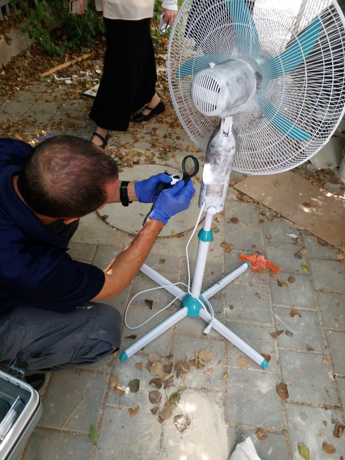 שוטרי המחלקה לזיהוי פלילי בזירת האירוע