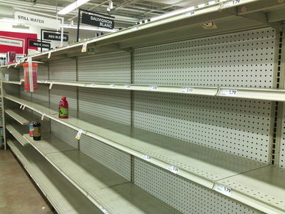 המדפים בסופרים ריקים