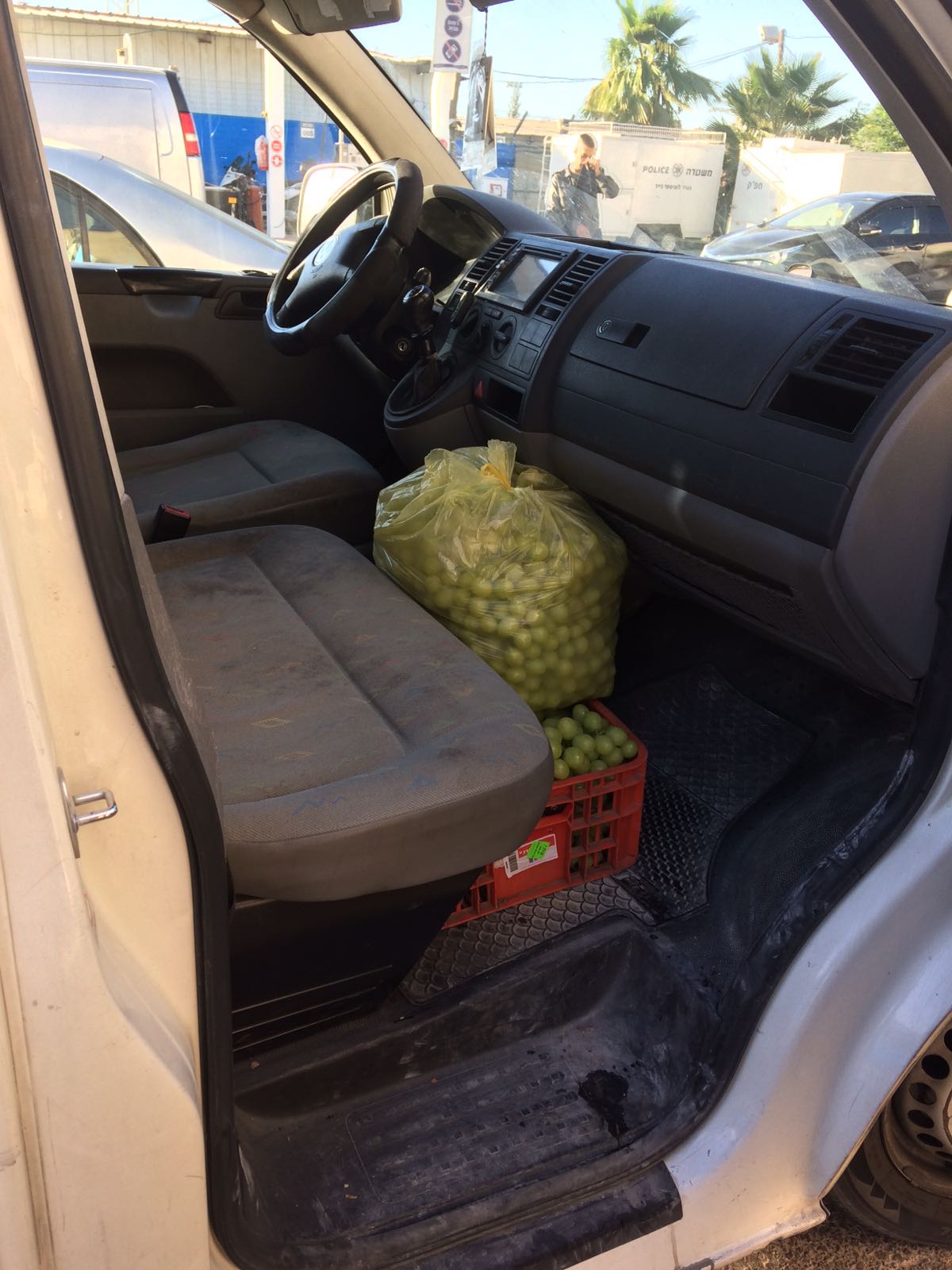 נתפסו "על חם" עם  200 ק"ג ענבים ונעצרו