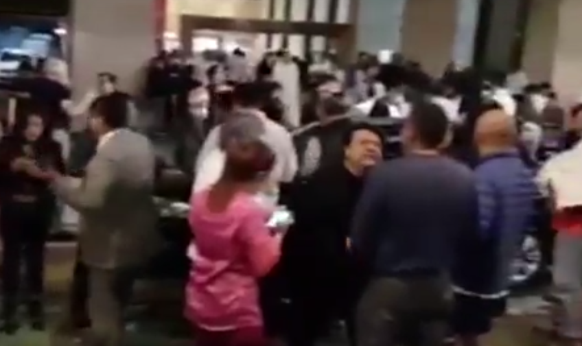 אנשים שנמלטו מבתיהם במקסיקו סיטי מחשש לקריסה