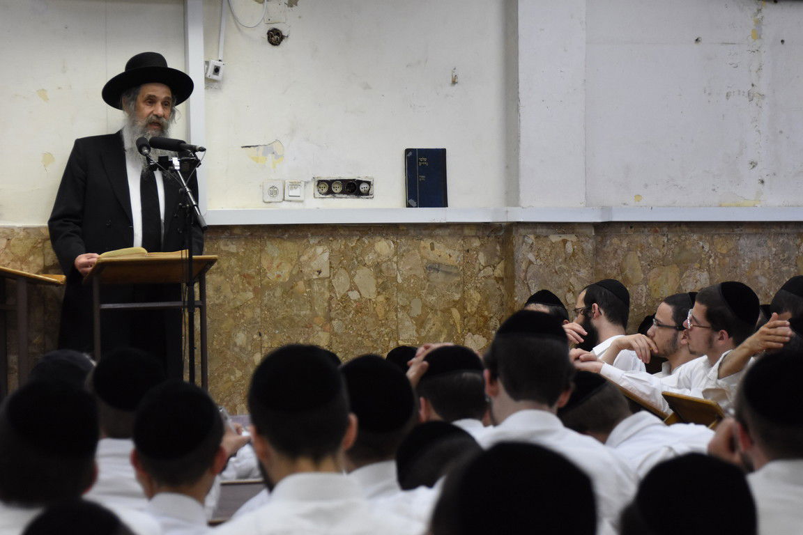 המשגיח זצ"ל בשיחה לתלמידיו בפוניבז'