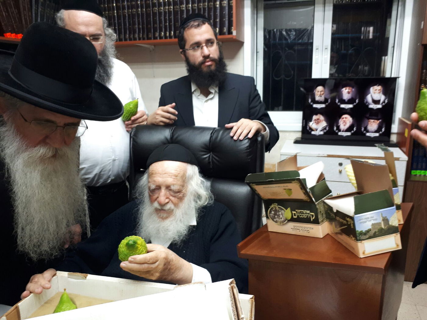 חיבוב המצווה: מרן שר התורה בחן אתרוגים