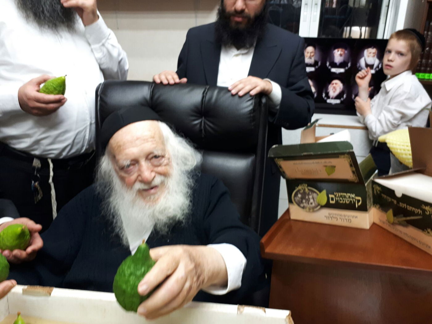 חיבוב המצווה: מרן שר התורה בחן אתרוגים