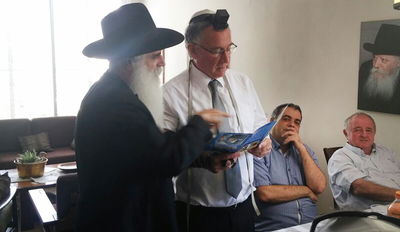 ראש העיר הרצליה מניח תפילין