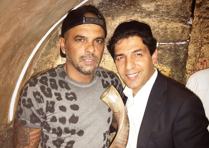 הזמר אייל גולן ביקש סליחות ותקע בשופר בכותל המערבי