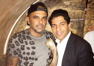 הזמר אייל גולן ביקש סליחות ותקע בשופר בכותל המערבי