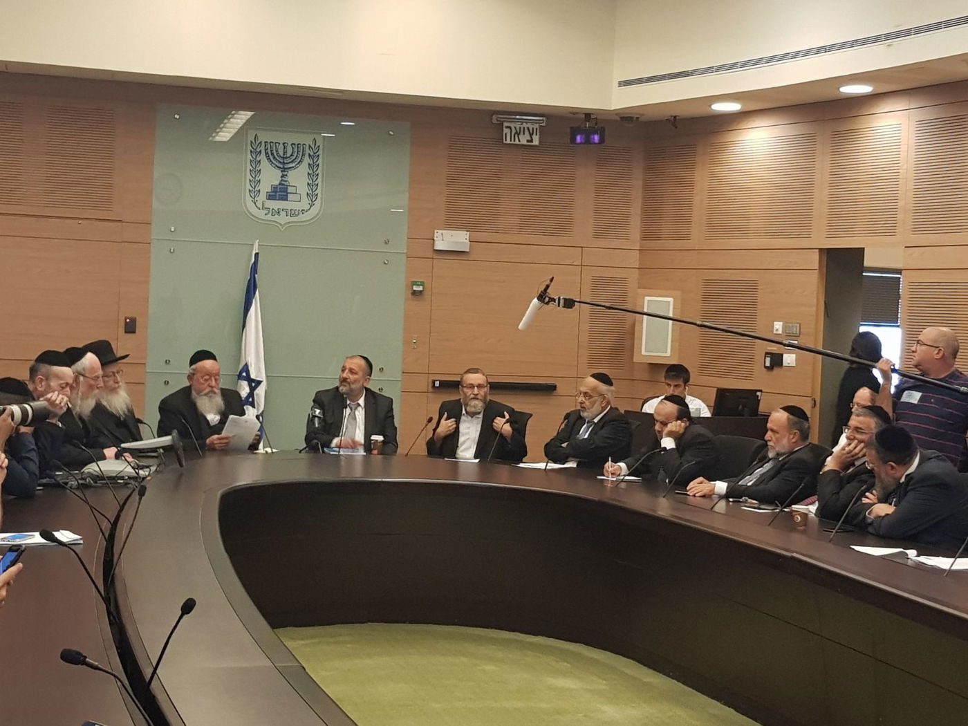 החרדים התכנסו נגד בג"ץ: "השופטים הקדיחו את תבשילם'"