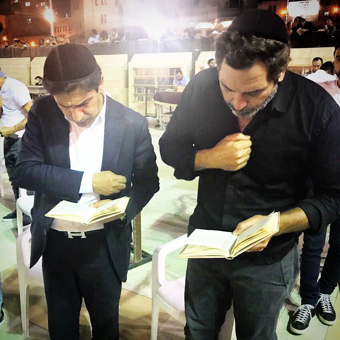 השחקן מוריס כהן בתפילת סליחות בכותל המערבי