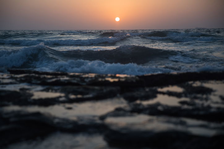 שקיעה בחוף מכמורת
