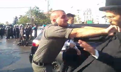 צפו: מג"בניק דוחף בברוטאליות מפגין חרדי