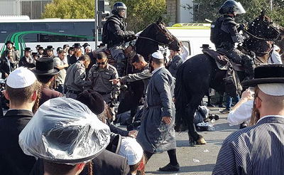 הקנאים בהפגנה סוערת נגד מעצר נכד האדמו"ר • תיעוד