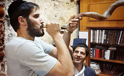 שחקן הכדורסל עומרי כספי ורב הסלבס במעמד הסליחות בכותל