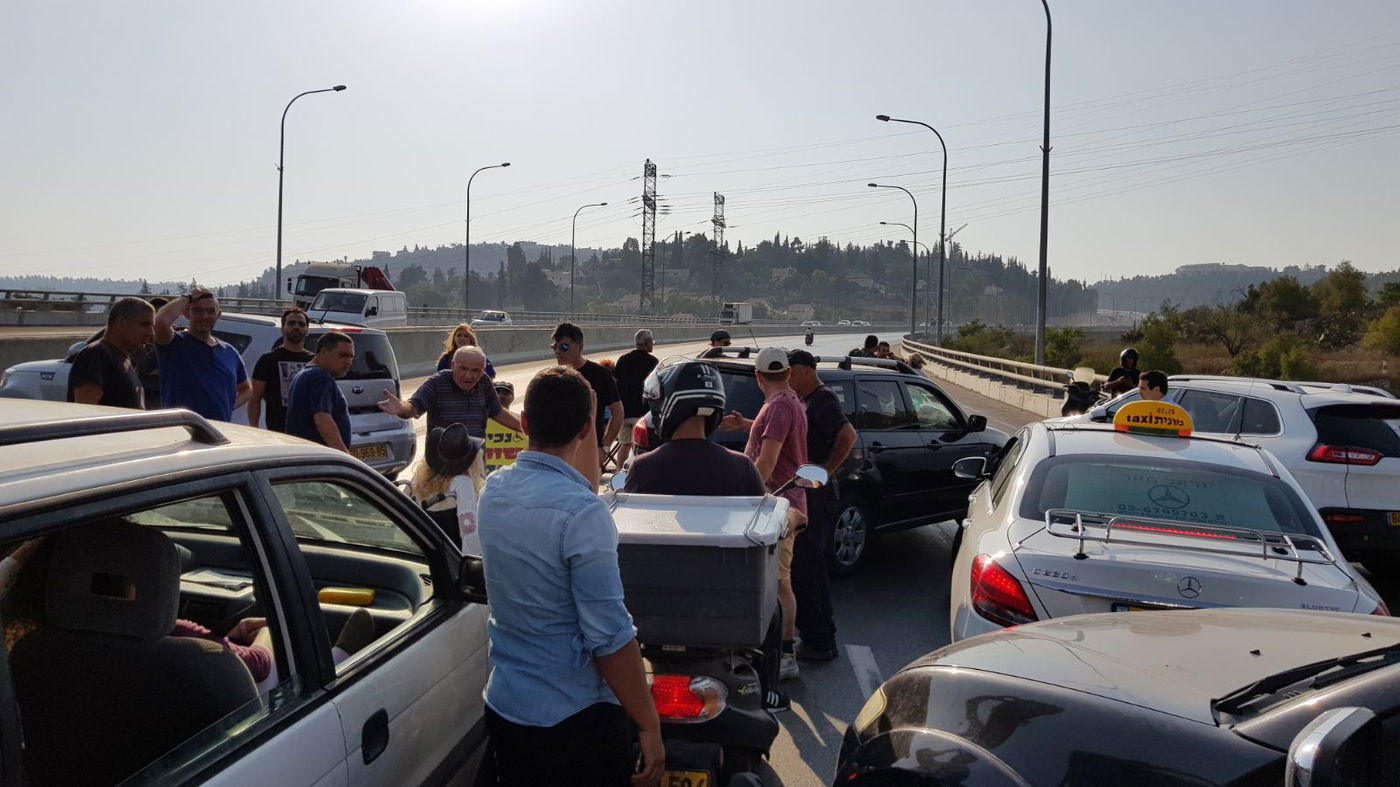 מחאת הנכים: כביש 1 נחסם לתנועה לזמן קצר - מירושלים