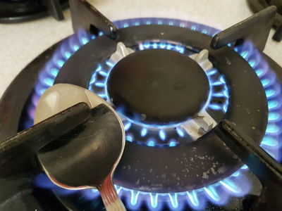 כיבוי באמצעות כפית על החיישן