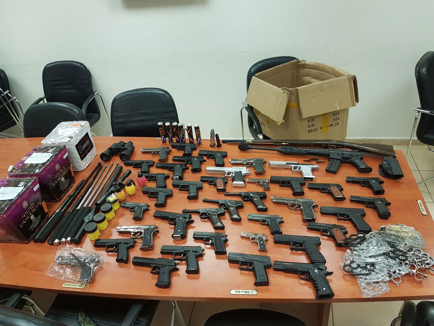 במקום סלולר - אגרופנים, אלות ורובי אוויר