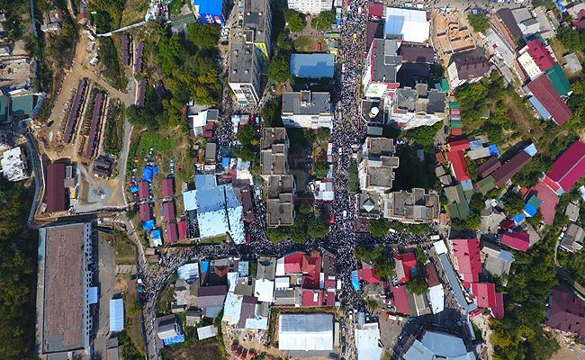 עשרות האלפים באומן