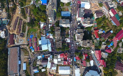 עשרות האלפים באומן