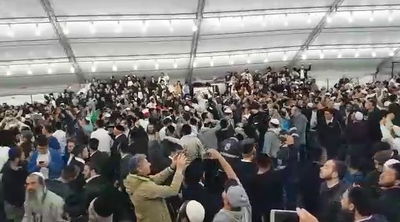 מוצאי ראש השנה באומן • צפו בריקודים