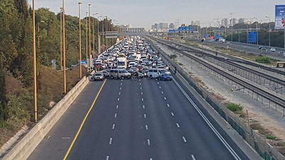 הנכים חסמו את נתיבי איילון, אלפים נתקעו