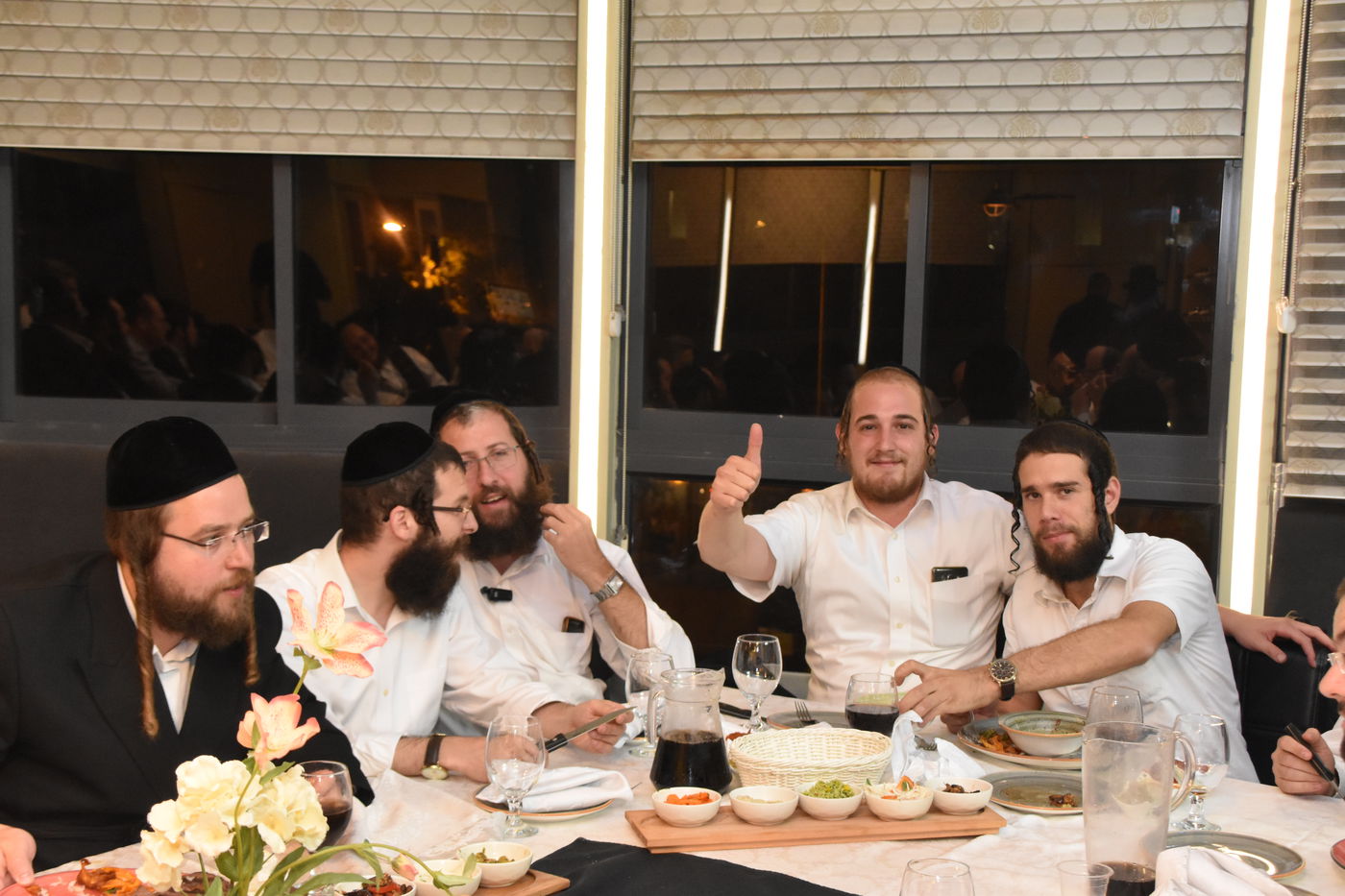 השדרן יוסי גיל חגג יום הולדת, כולם התייצבו • צפו