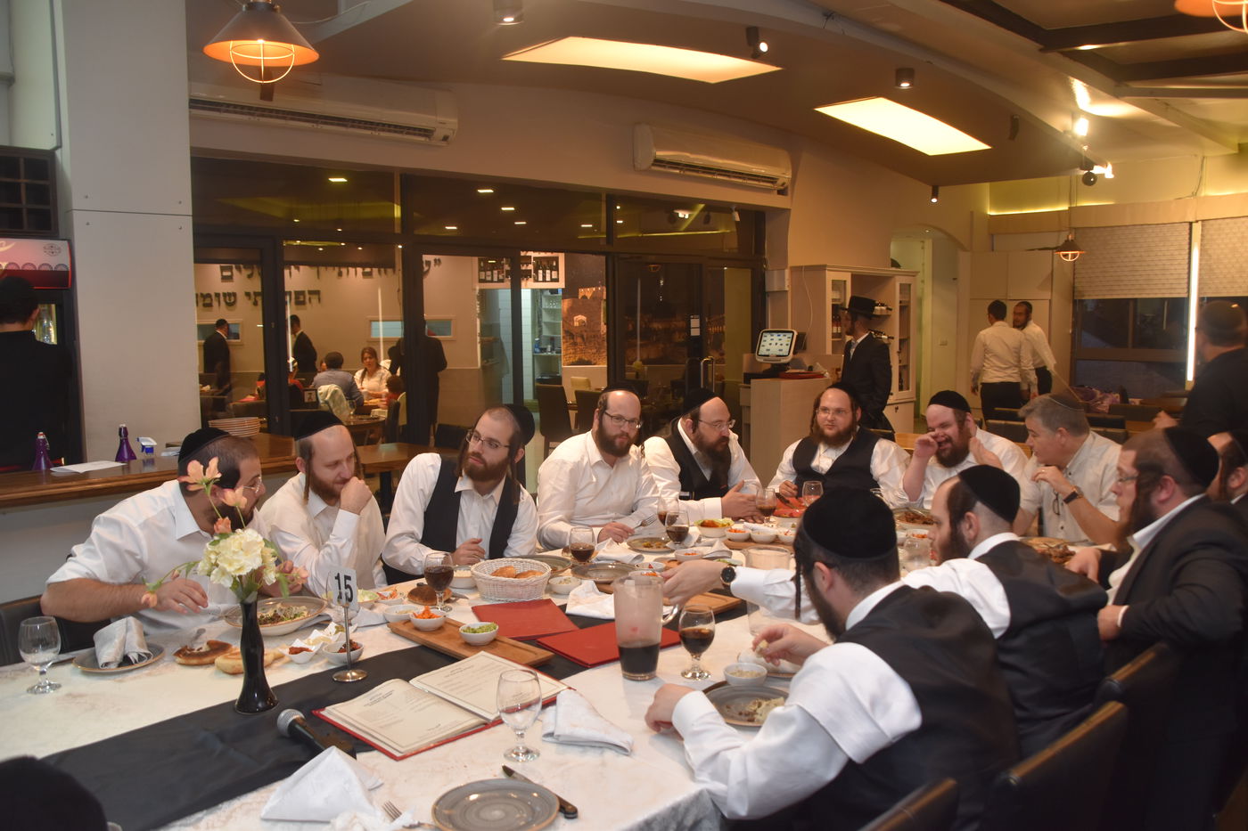 השדרן יוסי גיל חגג יום הולדת, כולם התייצבו • צפו