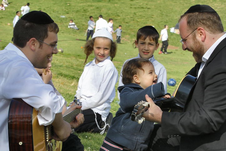 לנגן על גיטרה. למצולמים אין קשר לכתבה