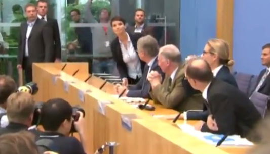 יו"ר המפלגה פורשת מול חבריה ההמומים