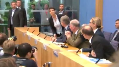 יו"ר המפלגה פורשת מול חבריה ההמומים