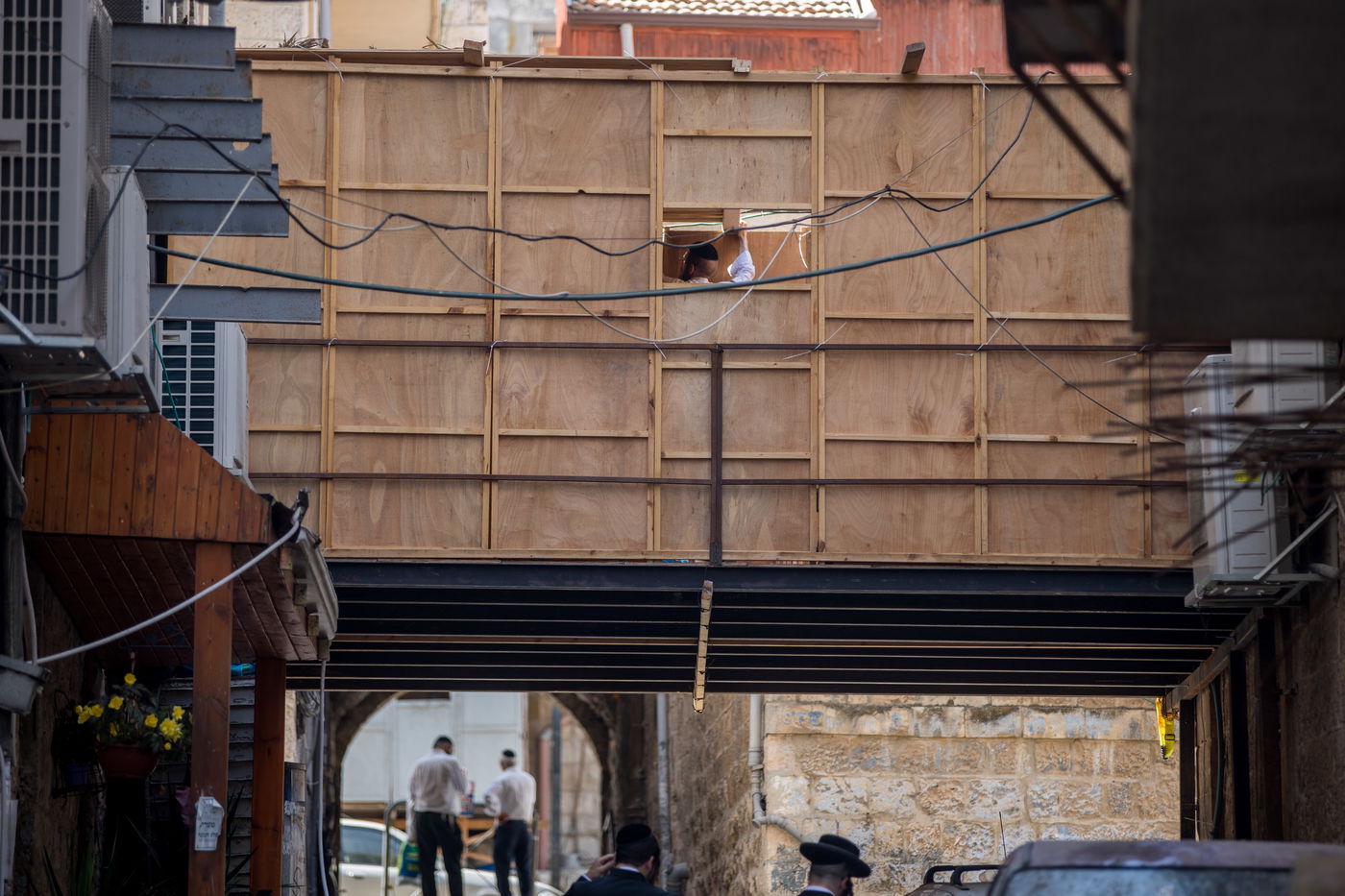 במאה שערים כבר בונים סוכות • תיעד