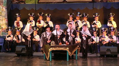 "ויאתיו כל לעבדך" בביצוע תלמידי כיתה א' ב'פרי מגדים' • צפו