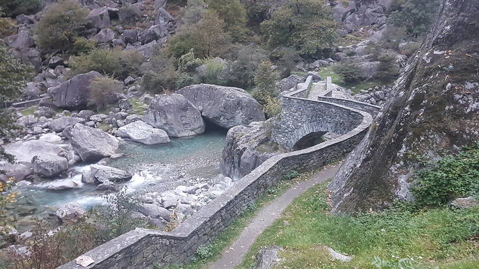 טיול דרך המצלמה ללוקראנו שבדרום שוויץ